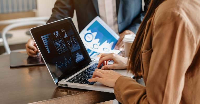 Egy online marketinges mit csinál?
